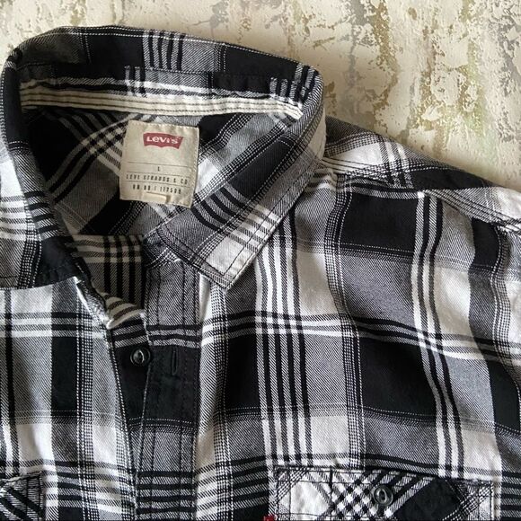 Levi’s Buffalo Check Plaid Button Down - Picture 2 of 8